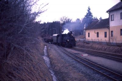 399.04 Litschau
Die 399.04 fährt mit dem morgendlichen Güterzug aus Gmünd im Bahnhof Litschau ein.
Scan vom Dia
Schlüsselwörter: 399 , 04 , Mh , Waldviertel , Nordast , Litschau