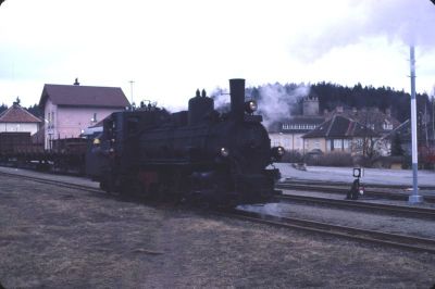 399.04 Litschau
Die 399.04 ist gerade mit dem Güterzug aus Litschau angekommen. Nun gibt es umfangreichen Verschub.
Scan vom Dia
Schlüsselwörter: 399 , 04 , Mh , Waldviertel , Nordast , Litschau