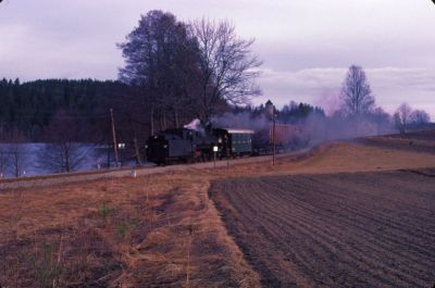 399.04 bei Schönau
Die 399.04 mit dem morgendlichen Güterzug von Litschau nach Gmünd bei Schönau.
Scan vom Dia
Schlüsselwörter: 399 , 04 , Mh , Waldviertel , Nordast