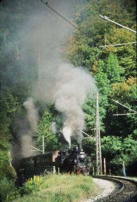 399.04
Die 399.04 zieht den Sonderzug "75 Jahre elektrischer Betrieb" zwischen Schwarzenbach und Frankenfels.
Scan vom Dia
Schlüsselwörter: 399 , 04 , Mh , Mariazellerbahn , Talstrecke