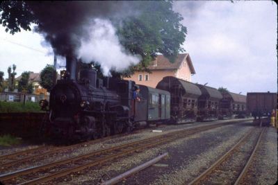 399.04
Die 399.04 ist mit Verschubarbeiten im Bahnhof Weitra beschäftigt.
Scan vom Dia
Schlüsselwörter: 399 , 04, Mh , Waldviertel , Südast , Weitra