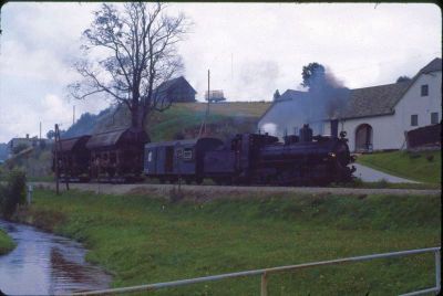 399.04
Die 399.04 erreicht in Kürze mit ihrem Güterzug den Bahnhof Steinbach-Groß Pertholz.
Scan vom Dia
Schlüsselwörter: 399 , 04 , Mh , Waldviertel , Südast