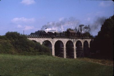 399.04
Das klassische Fotomotiv

Die 399.04 mit einem Güterzug auf dem Viadukt bei Weitra.
Scan vom Dia
Schlüsselwörter: 399 , 04 , Waldviertel , Südast