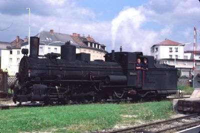 399.05
Die 399.05 im Bahnhof Gmünd, um einen Bauzug Richtung Weitra zu übernehmen.
Scan vom Dia
Schlüsselwörter: 399 , 05 , Mh , Waldviertel , Südast , Gmünd