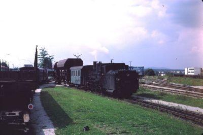 399.05
Die 399.05 bei Verschubarbeiten im Bahnhof Gmünd.
Scan vom Dia
Schlüsselwörter: 399 , 05 , Mh , Waldviertel , Südast , Gmünd