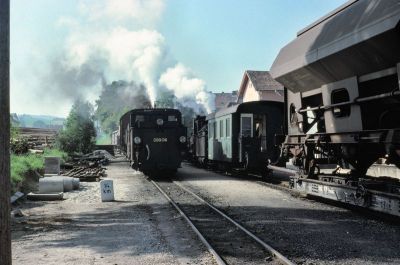 Hochbetrieb in Weitra
Die 399.06 und die 399.03 sind mit ihren Güterzügen in Weitra eingetroffen.
Scan vom Dia
Schlüsselwörter: 399 , 03 , 06 ,  Mh , Waldviertel , Südast , Weitra