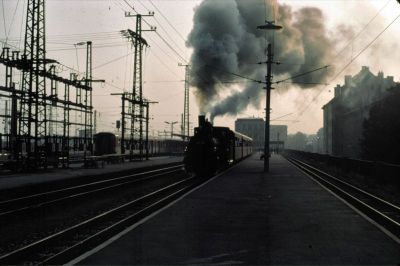 399.06
Die Mh 6 hieß im Herbst 1987 noch 399.06 und fährt mit einer imposanten Dampf- und Rauchwolke mit einem Sonderzug aus St. Pölten Hbf. aus.
Scan vom Dia
Schlüsselwörter: 399 , 06 , Mh , Mariazellerbahn , Talstrecke , St.Pölten