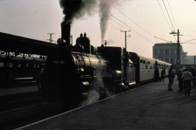 399.06
Im Herbst 1987 hieß die Mh 6 noch 399.06, sie steht mit einem Sonderzug in St. Pölten Hbf. zur Abfahrt bereit.
Scan vom Dia
Schlüsselwörter: 399 , 06 , Mh , Mariazellerbahn , Talstrecke , St.Pölten