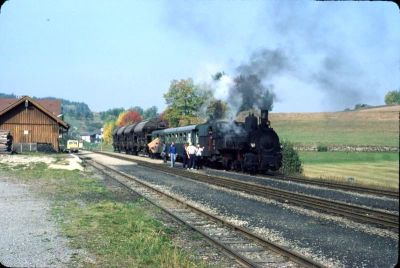 399.06
Die 399.06 hat mir einem Güterzug den Bahnhof Steinbach-Groß Pertholz erreicht.
Scan vom Dia
Schlüsselwörter: 399 , 06 , Mh , Waldviertel , Südast , Steinbach