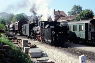 399.06
Zugkreuzung zweier Güterzüge in Weitra

Die 399.06 wird demnächst nach Gmünd abfahren.
Scan vom Dia
Schlüsselwörter: 399 , 06 , Mh , Waldviertel , Südast , Weitra