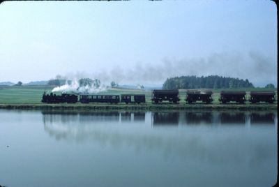 399.06
Schmalspurromantik entlang der Weitraer Teiche

Die 399.06 mit einem langen Güterzug.
Scan vom Dia
Schlüsselwörter: 399 , 06 , Mh , Waldviertel , Südast