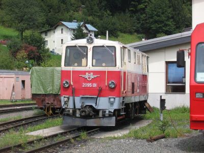 2095.01
...als die 2095.01 noch im alten ÖBB-Design lackiert war.
Schlüsselwörter: Pinzgaubahn, 2095, 2095.01, Tischlerhäusl