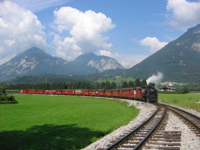 Lok 5
Lok 5 erreicht mit dem beachtlich langen Zug 211 den Bahnhof Straß.
Schlüsselwörter: Zillertalbahn , Lok , 5