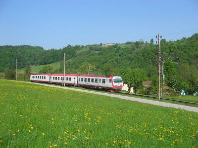 4090.001+002
Der dreiteilige 4090er als R 6802 zwischen Schwerbach und Kirchberg
Schlüsselwörter: Mariazellerbahn , Talstrecke , 4090 , 001 , 002