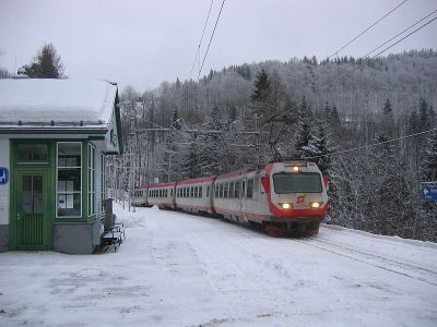 4090.002
Die 4-teilige 4090er-Garnitur erreicht soeben mit dem R 6813 den Bahnhof Puchenstuben.
Schlüsselwörter: 4090 , 002 , Mariazellerbahn , Bergstrecke , Puchenstuben