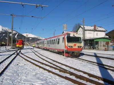 7-teiliger 4090er
Die untaugliche 3-teilige 4090er-Garnitur wurde von vom 4-teiligen 4090er mit dem R 6804 nach St. Pölten überstellt.
Schlüsselwörter: 4090 , Mariazellerbahn , Bergstrecke , Mariazell