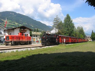 D 8, Lok 5
Die Lok 5 hat soeben mit dem langen Dampfzug 211 den Bahnhof Kaltenbach-Stumm erreicht. Auf dem Nebengleis steht die D 8 für Bauzugeinsätze bereit.
Schlüsselwörter: Zillertalbahn , D , 8 , Lok , 5