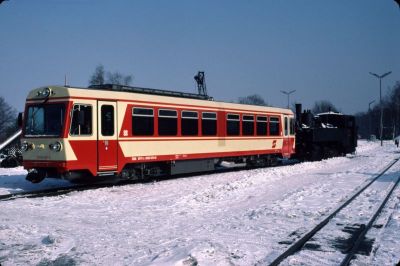 5090.001, 298.207
Kurz nach der Lieferung präsentiert sich der 5090.001 vor der 298.207 bei herrlichem Winterwetter im Bahnhof Gmünd.

Längst vergangene "moderne" Zeiten im Waldviertel ...
Scan vom Dia
Schlüsselwörter: 5090 , 001 , 298 , Uv , 207 , Südast , Gmünd