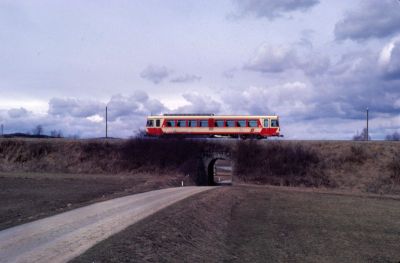 5090.001
Der 5090.001 ist mit dem R 6366 zwischen Langfeld und Weitra unterwegs.

Längst vergangene "moderne" Zeiten im Waldviertel ...
Scan vom Dia
Schlüsselwörter: 5090 , 001 , Waldviertel , Südast