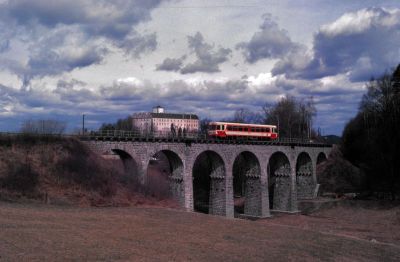 5090.001
Und wieder mal der Fotoklassiker mit dem Schloss Weitra im Hintergrund!

Der 5090.001 ist mit dem R 6366 Richtung Gmünd unterwegs, längst vergangene "moderne" Zeiten im Waldviertel.
Scan vom Dia
Schlüsselwörter: 5090 , 001 , Waldviertel , Südast