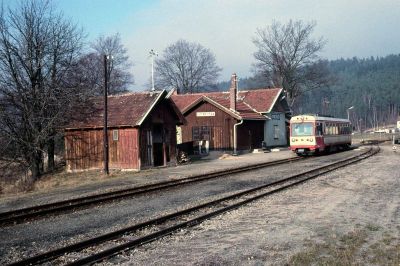 5090.004
Der 5090.004 hält mit dem R 6368 im Bahnhof Alt Weitra.

Längst vergangene "moderne" Zeiten im Waldviertel ...
Scan vom Dia
Schlüsselwörter: 5090 , 004 , Waldviertel , Südast , Alt Weitra