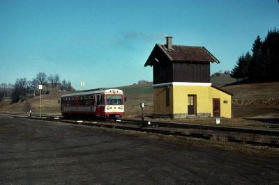 5090.004
Der 5090.004 verlässt mit dem R 6367 den Bahnhof Steinbach-Groß Pertholz Richtung Groß Gerungs.

Längst vergangene "moderne" Zeiten im Waldviertel ...
Scan vom Dia
Schlüsselwörter: 5090 , 004 , Waldviertel , Südast , Steinbach