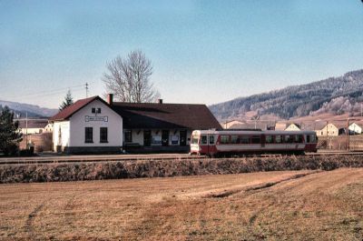 5090.004
Der 5090.004 wartet mit dem R 6367 die Zugkreuzung im Bahnhof Steinbach-Groß Perholz ab.

Längst vergangene "moderne" Zeiten im Waldviertel ...
Scan vom Dia
Schlüsselwörter: 5090 , 004 , Waldviertel , Südast , Steinbach