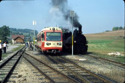 5090.005, 399.06
Zugkreuzung in Steinbach-Groß Pertholz

Der 5090.005 mit dem R 6368 begegnet der 399.06 mit einem Güterzug.
Scan vom Dia
Schlüsselwörter: 5090 , 005 , 399 , 06 , Waldviertel , Südast , Steinbach