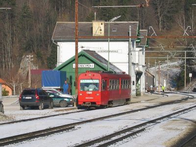 5090.008
Der 5090.008 hat als R 6831 den Bahnhof Laubenbachmühle erreicht und wird gerade an die Vorheizanlage angeschlossen
Schlüsselwörter: 5090 , 008 , Mariazellerbahn , Talstrecke , Laubenbachmühle