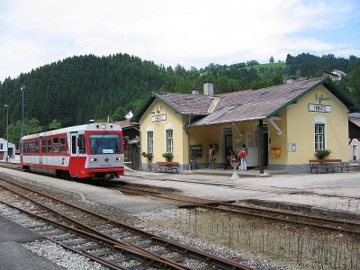 5090.011
Der 5090.011 hat mit dem R 6955 den Endbahnhof Ybbsitz erreicht.
Schlüsselwörter: 5090 , 011 , Ybbstalbahn , Ybbsitz