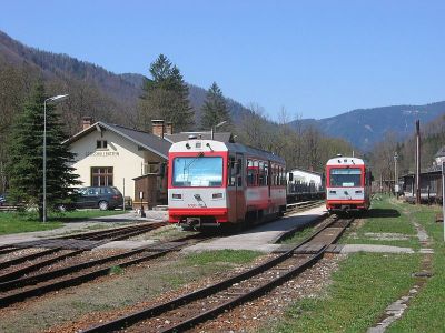 Groß Hollenstein
Links im Bild macht der 5090.011 gerade Pause. Der 5090.013 hält als R 6910 auf dem Weg von Lunz nach Waidhofen.
Schlüsselwörter: Ybbstalbahn , Groß-Hollenstein , 5090 , 011 , 013