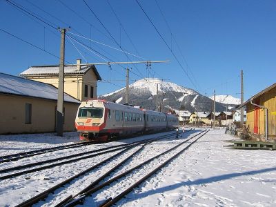 6090.001
Die untaugliche 3-teilige 4090er-Garnitur steht abgestellt im Bahnhof Mariazell. Für technische Untersuchungen wurde sie kurzzeitig aufgebügelt.
Schlüsselwörter: 6090 , 001 , Mariazellerbahn , Bergstrecke , Mariazell