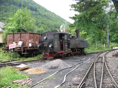 699.103
Viel hat sich in den letzten Jahren getan - statt des Güterwagens gibt es jetzt einen Kohlenlagerplatz und einen Draisinenschuppen und ein Wasserkran ersetzt den Feuerwehrschlauch ...
Schlüsselwörter: Ybbstalbahn , Bergstrecke , Kienberg-Gaming , 699 , 103