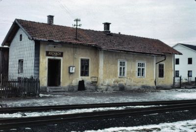 Aschach
Am letzten Betriebstag der Steyrtalbahn sieht das Bahnhofsgebäude von Aschach schon sehr mitgenommen aus.
Scan vom Dia
Schlüsselwörter: Steyrtalbahn , Aschach