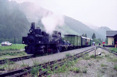 Bh 1
Die Bh 1 ist gerade nach einem Gewittersturm im Bahnhof Seebach - Thurnau angekommen
Scan
Schlüsselwörter: Bh1, Thörlerbahn, Seebach-Thurnau