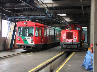 VT 33, VL 12
Der VT 33 und die VL 12 stehen im Heizhaus von Murau
Schlüsselwörter: Murtalbahn, VT 33, VL 12, Murau, StLB