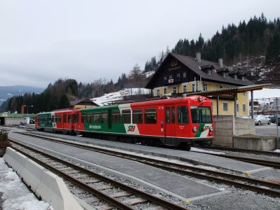 VT 35 + VT 32
Der VT 35 und der VT 32 stehen als Zug R 8712 in Murau-Stolzalpe zur Abfahrt nach Unzmarkt bereit.
Schlüsselwörter: Murtalbahn, Murau, VT 35, VT 32, StLB