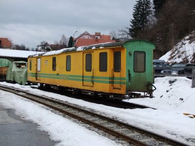 DF 93
Der ehemalige Postbeiwagen DF 93 abgestellt auf Hilfsdrehgestellen in Murau
Schlüsselwörter: Murtalbahn, Murau, DF 93, StLB