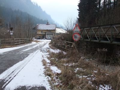 Margaretenhütte
Die ehemalige Werkseinfahrt der Anschlussbahn Margaretenhütte. Rechts die ehemalige Brücke der Landesbahn Kapfenberg - Seebach-Thurnau, die heute von einem Radweg genützt wird
Schlüsselwörter: Thörlerbahn, Margaretenhütte