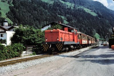 D 10
D 10 mit allen vier Ex-Payerbachern bei der Ortsdurchfahrt von Zell am Ziller.
Scan vom Dia
Schlüsselwörter: D , 10 , Zillertalbahn