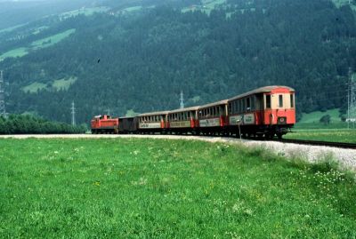 D 10
D 10 mit allen vier Ex-Payerbachern nach Zell am Ziller.
Scan vom Dia
Schlüsselwörter: D , 10 , Zillertalbahn