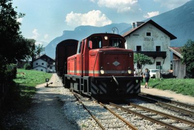 D 9
Die D 9 mit einem Güterzug bei der Ausfahrt aus Zell am Ziller.
Scan vom Dia
Schlüsselwörter: D , 9 , Zillertalbahn