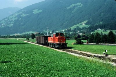 D 9
Die D 9 erreicht mit ihrem kurzen Güterzug den Bahnhof Zell am Ziller.
Scan vom Dia
Schlüsselwörter: D , 9, Zillertalbahn