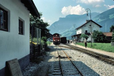 Zell am Ziller
Zell am Ziller vor 25 Jahren - viel hat sich verändert - die alten Lampen sind sehenswert.

D 9 mit Güterzug
Scan vom Dia
Schlüsselwörter: Zillertalbahn , D , 9