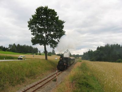 399.01
Die 399.01 "braust" mit 10 km/h (LA) zwischen Gopprechts und Schönau mit dem Herrensee-Express durch das nördliche Waldviertel.
Schlüsselwörter: Waldviertel , Nordast , 399 , 01