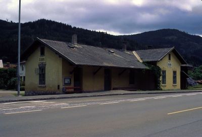 Gurk
1980 gab es längst auf der Trasse der ehemaligen Bahn die neu gebaute Bundesstraße ...
Schlüsselwörter: Gurktalbahn , Gurk