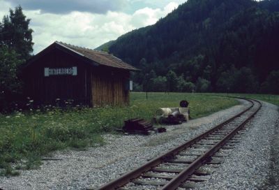 Hinterberg
Am 6.8.1987 gab es noch das Haltestellengebäude von Hinterberg und auch das Gleis lag noch. Nur das Ladegleis war bereits abgetragen worden.
Schlüsselwörter: Thörlerbahn, Hinterberg