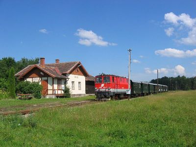 2095.012
Die 2095.012 durchfährt mit dem "Herrensee-Express" die Halte- und Ladestelle Brand
Schlüsselwörter: Waldviertel , Nordast , 2095 , 012