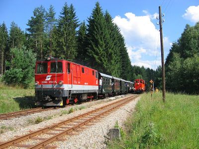 Doppel-Einfahrt
Die 2095.012 mit dem "Herrensee-Express" aus Litschau und die 2091.09 mit dem "Wackelstein-Express" aus Heidenreichstein bei der Doppeleinfahrt in Alt Nagelberg
Schlüsselwörter: Waldviertel , Nordast , 2095 , 012 , 2091 , 09 , Alt-Nagelberg