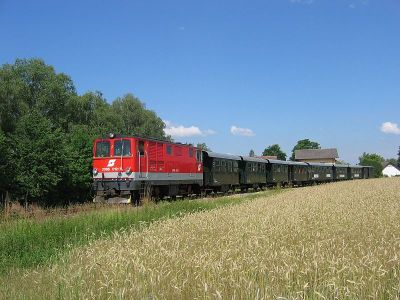 2095.012
Die 2095.012 fährt mit dem "Herrensee-Express" nächst der ehemaligen Haltestelle Breitensee Richtung Gmünd
Schlüsselwörter: Waldviertel , Nordast , 2095 , 012